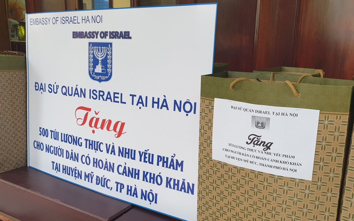 Đại sứ quán Israel tặng lương thực cho 500 gia đình khó khăn do Covid-19 ở Hà Nội